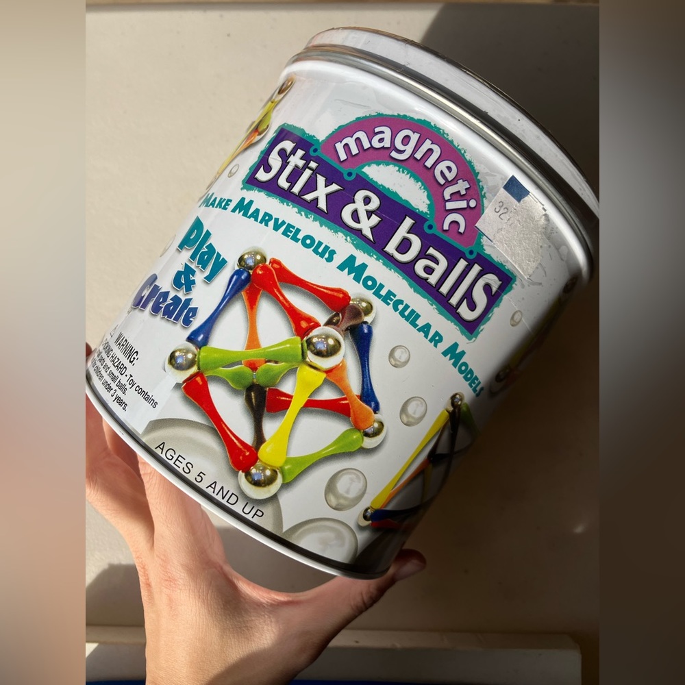 Magnetic sticks and balls toy